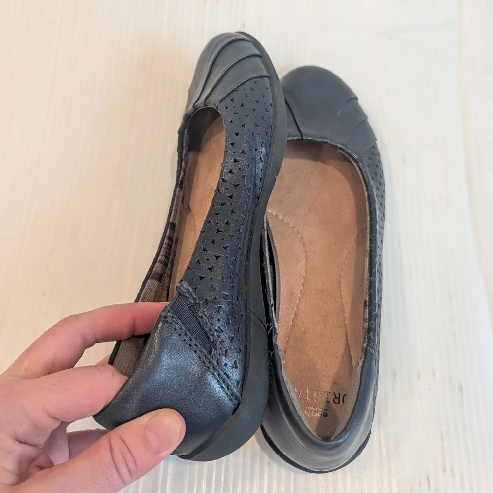 EARTH Fiona Navy Blue Leather Women's Flats Size 7 Narrow